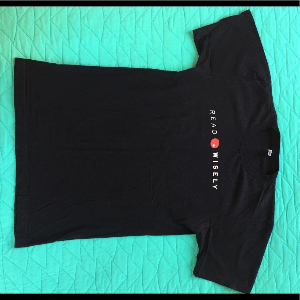 Vintage 💯% cotton “Read Wisely” graphic t-shirt